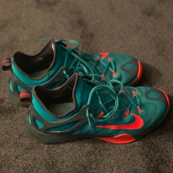 Nike basketball shoes - Picture 2 of 3